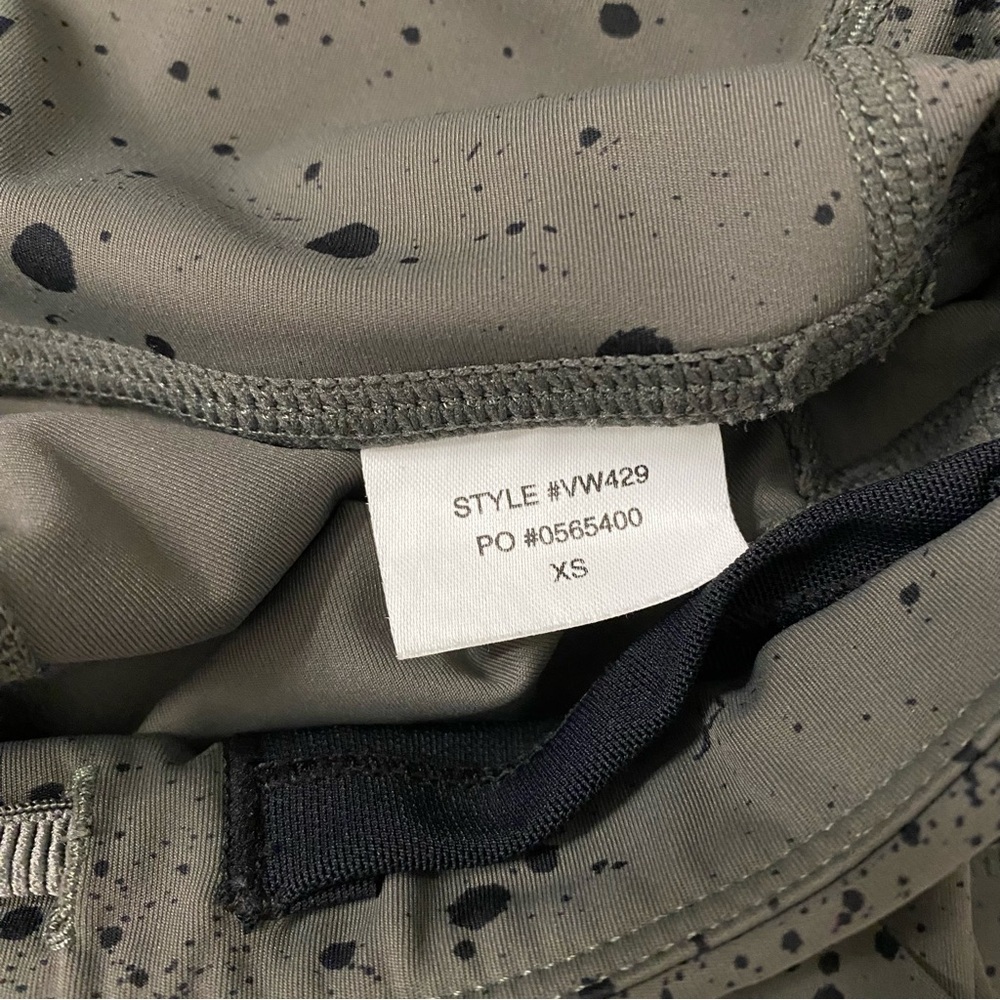 Vuori Stride Legging *Oregano Splatter* size XS Women’s active leggings